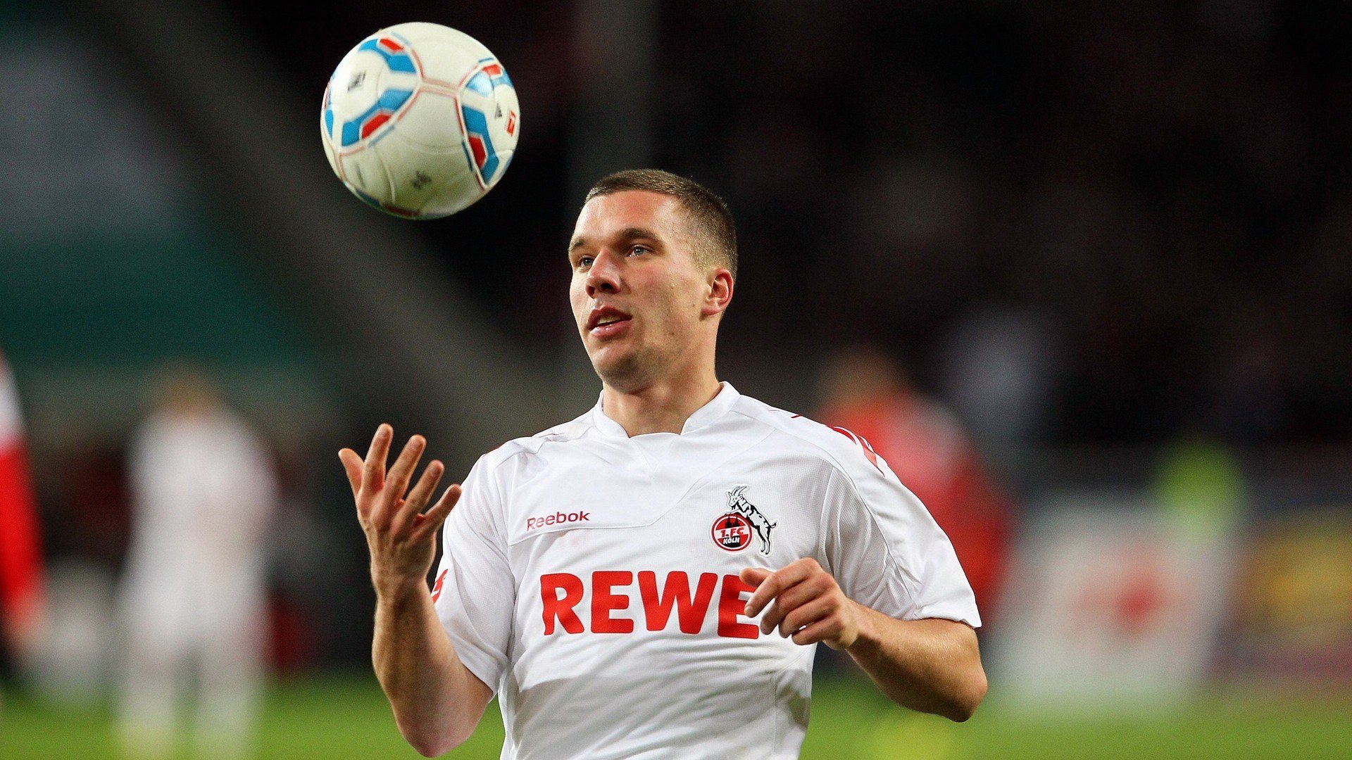 _比赛中的瞬间：令人心跳加速的精彩得分_，描写比赛激动人心的场面