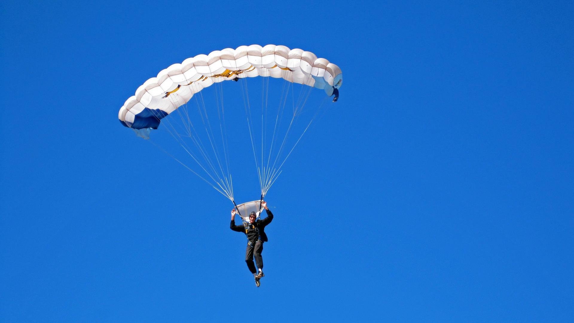 青少年“篮球+全民健身”主题公益日持续火热，动员全民参与，全民健身中心篮球培训